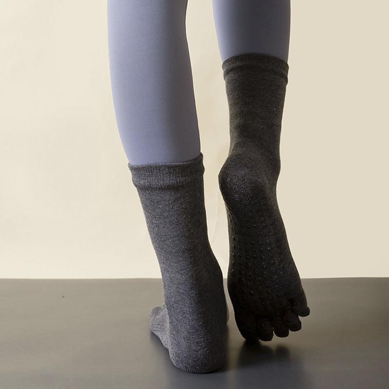 المرأة منتصف أنبوب اليوغا الجو - مراجعة Trampoline Park Sock وسعره